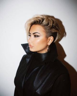 Demi Lovato debuts edgy new pixie haircut.