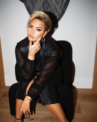 Demi Lovato debuts edgy new pixie haircut.