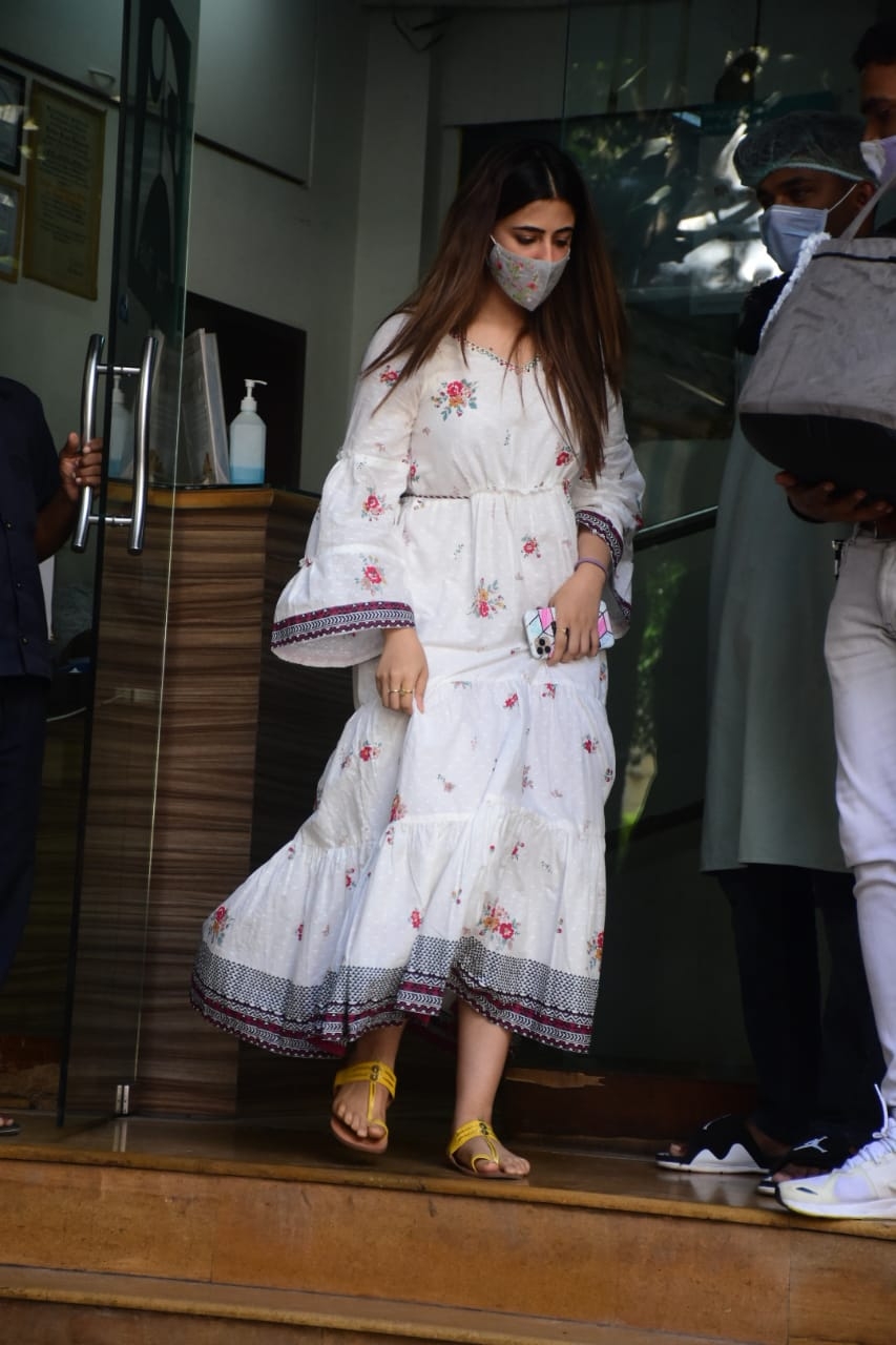 Mumbai: Actress Nupur Sanon seen at a pet clinic at Bandra in Mumbai on Nov 21, 2020. (Photo: IANS)