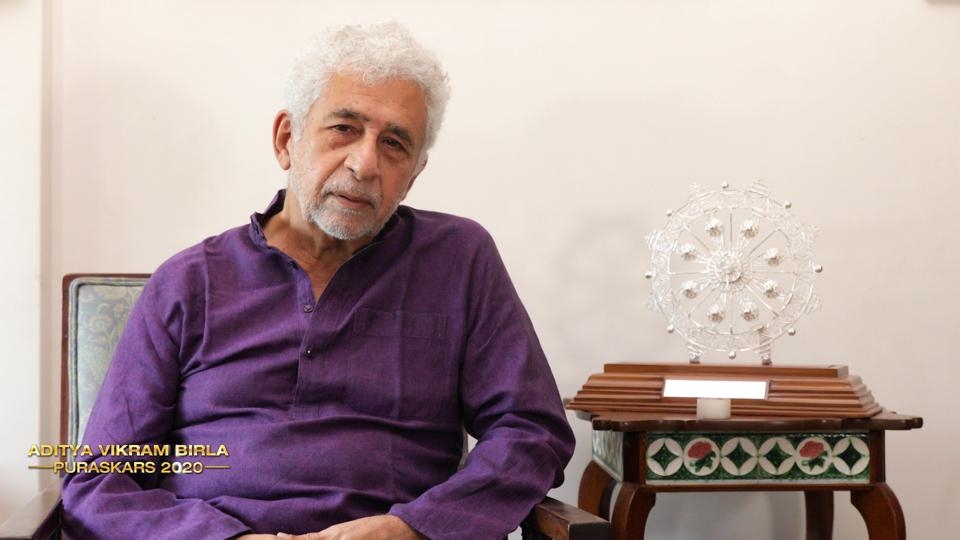 Naseeruddin Shah receives Aditya Vikram Birla Kalashikhar Puraskar.