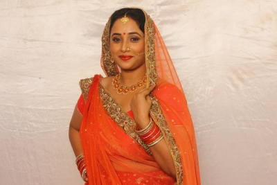 Bhojpuri actress Rani Chatterjee has fun with dialogues on TV image.