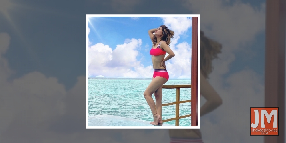 Hina Khan paints the seaside pink in scorching bikini photo-op.