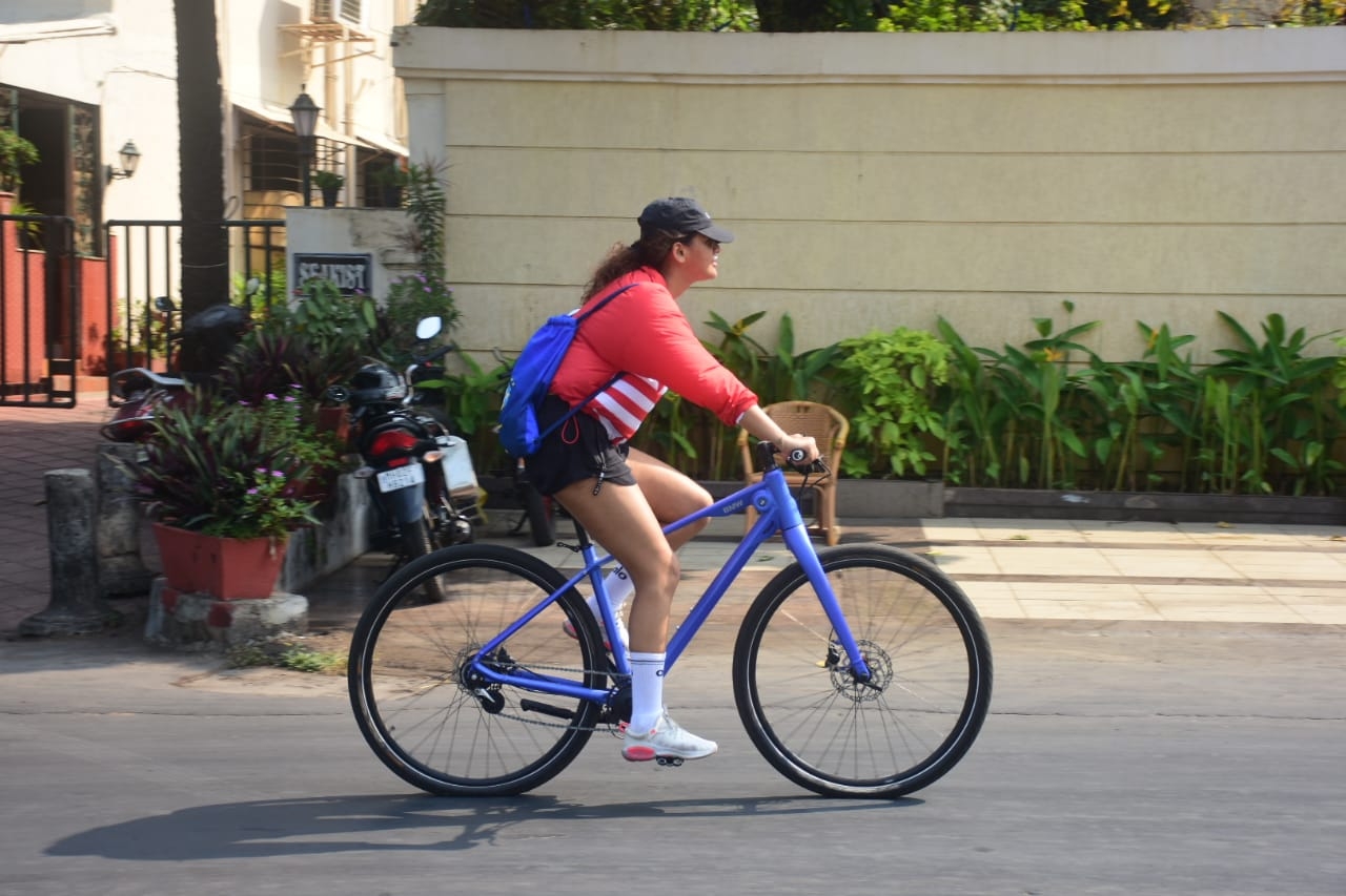 Mumbai: Actress Aisha Sharma seen cycling at Bandra in Mumbai on Nov 30, 2020. (Photo: IANS)
