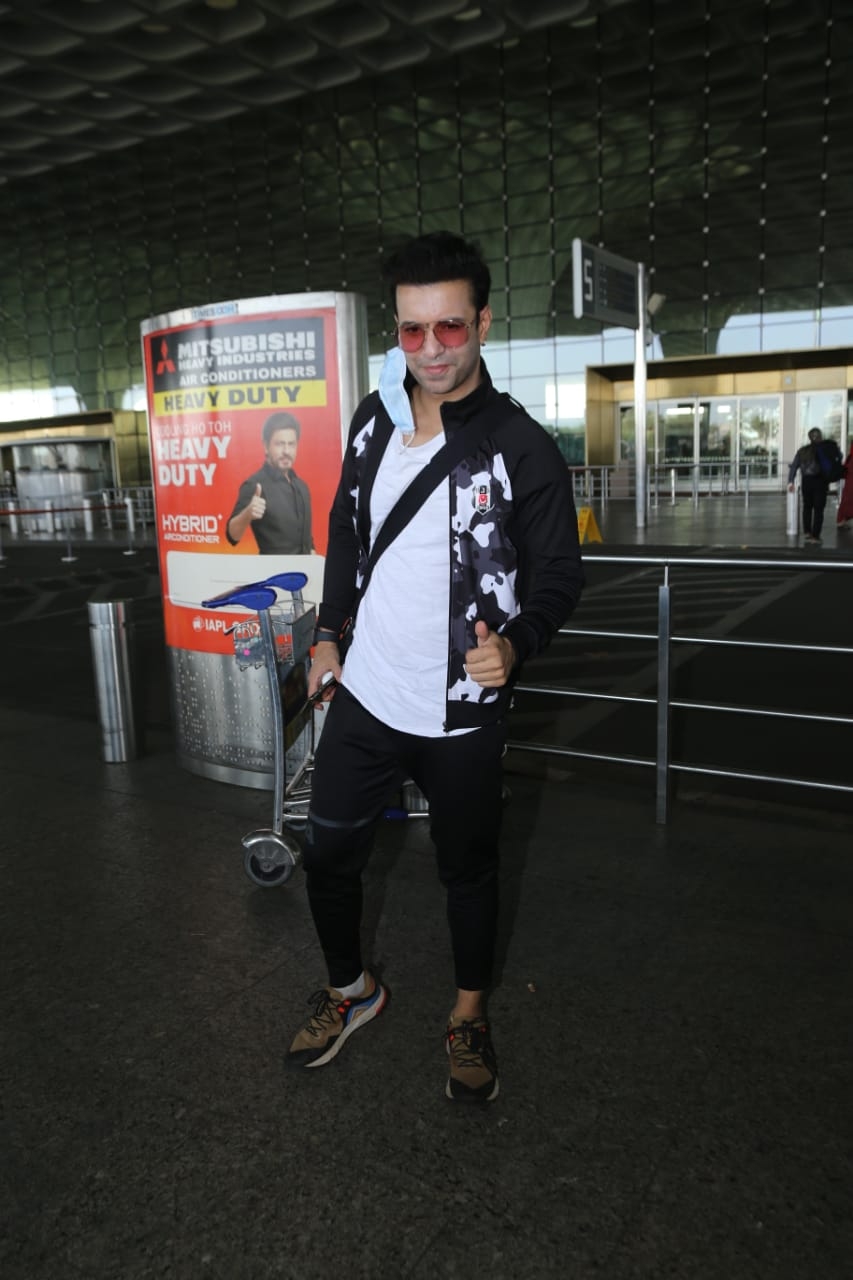 Mumbai: Actor Aamir Ali seen at the Chhatrapati Shivaji Maharaj International Airport in Mumbai on Dec 1, 2020. (Photo: IANS)