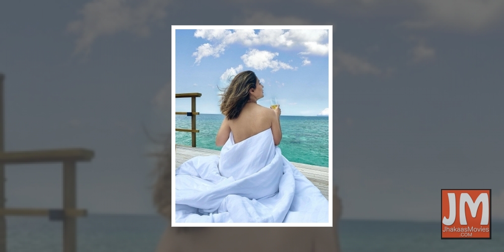 Hina Khan flaunts 'sexy back' from Maldivian vacation.