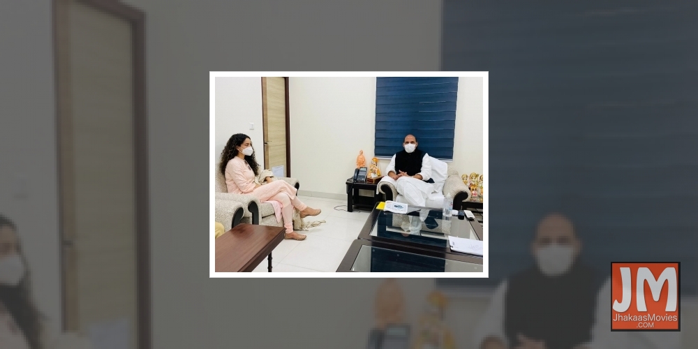 Kangana meets Rajnath Singh ahead of 'Tejas'.