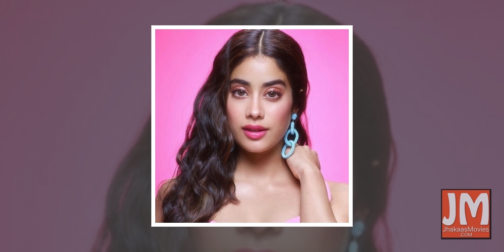 Janhvi Kapoor goes pink in glamour.