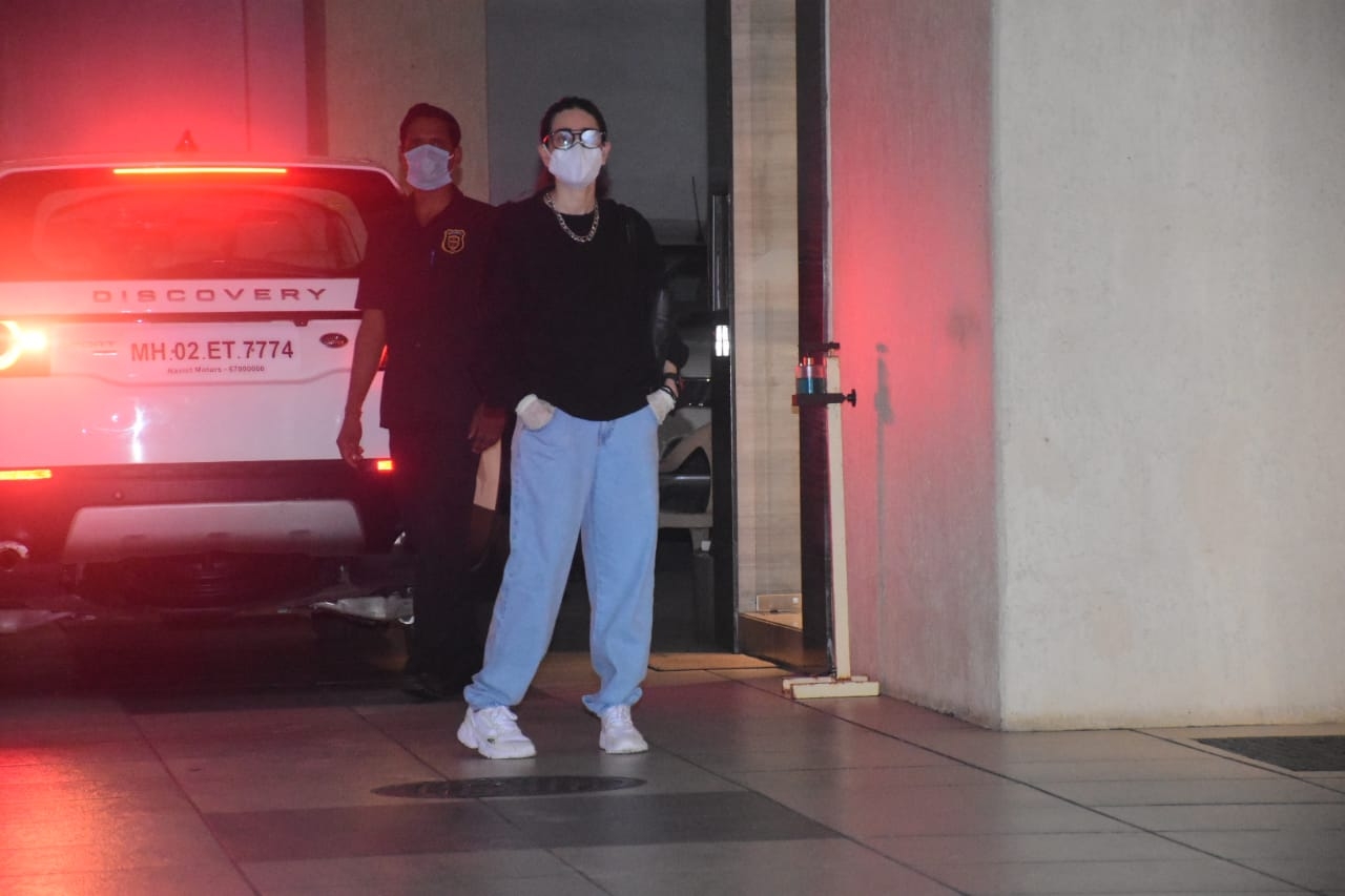 Mumbai: Actress Karisma Kapoor seen at her mother Babita's residence in Mumbai's Bandra on Dec 16, 2020. (Photo: IANS)