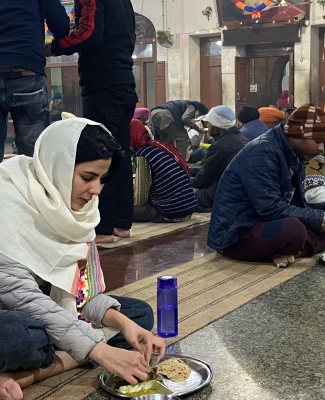 Kirti Kulhari visits Golden Temple to seek blessings