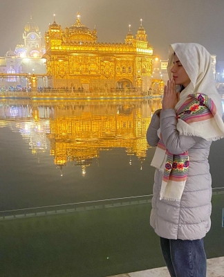 Kirti Kulhari visits Golden Temple to seek blessings