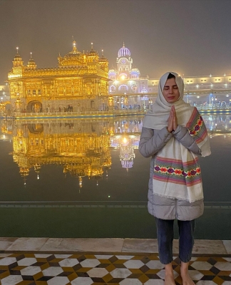 Kirti Kulhari visits Golden Temple to seek blessings