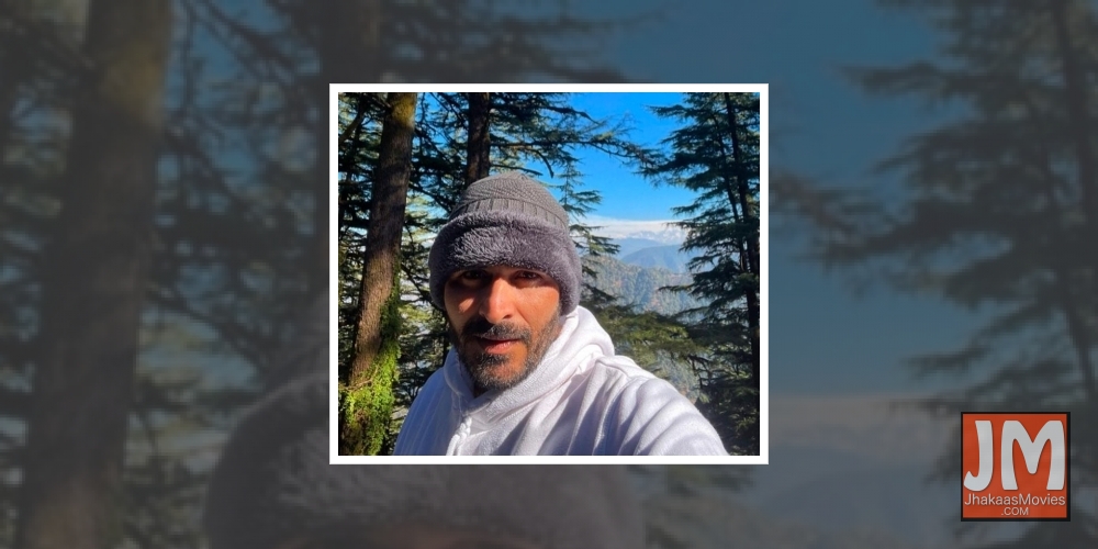 Manav Kaul visits Ruskin Bond in Mussoorie, gifts him debut novel Antima