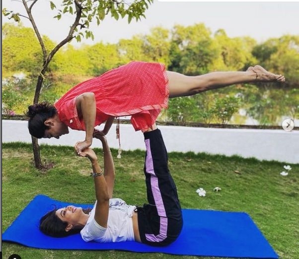 Shilpa Shetty lifts sister Shamita as part of her workout