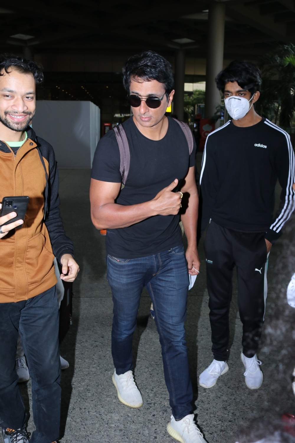 Mumbai: Actor Sonu Sood seen at the Chhatrapati Shivaji Maharaj International Airport in Mumbai on Dec 31, 2020. (Photo: IANS)