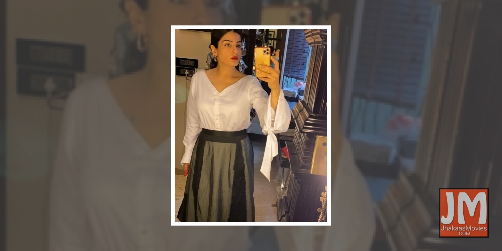 Actress Raveena Tandon has shared a picture doing her final checks before jetting off. The picture is among a string of images she has posted on Instagram that capture her various moods from fixing earrings to taking mirror selfies.
