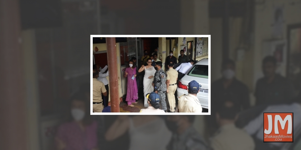 Mumbai: Actress Kangana Ranaut accompanied by her sister Rangoli Chandel, arrives at Bandra police station in Mumbai on Jan 8, 2021. Kangana on Friday reached the Bandra police station to record her statement in a case related to sedition and other charge