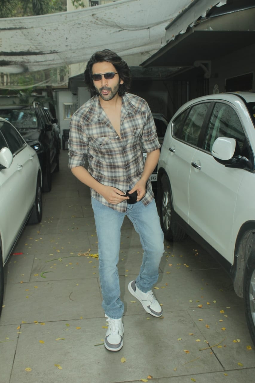 Mumbai: Actor Kartik Aaryan seen at Juhu in Mumbai on Jan 8, 2021. (Photo: IANS)