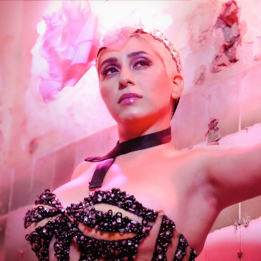 Neha Bhasin: High time women 'rise in love' instead of 'fall in love'