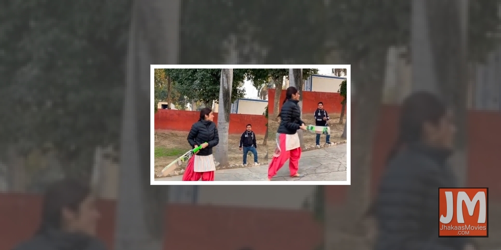 Janhvi Kapoor gets some cricketing action.