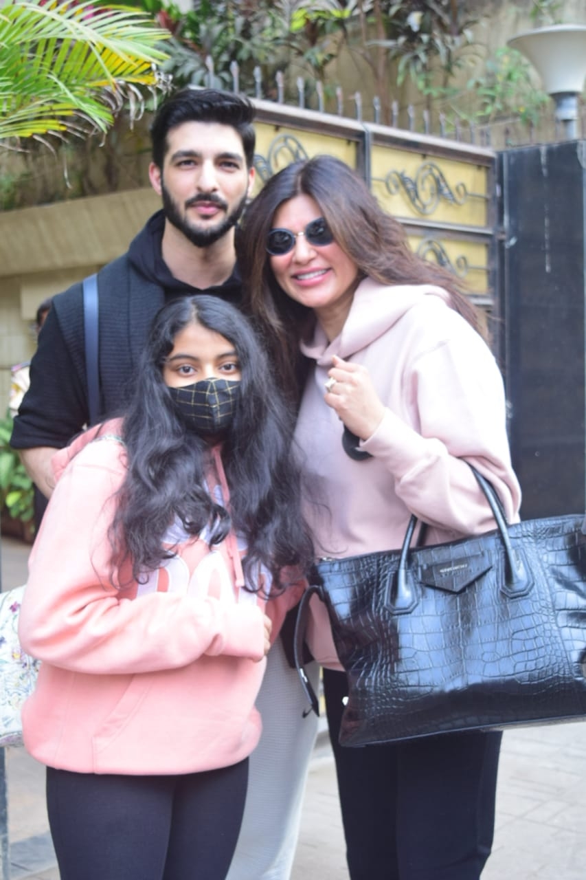 Mumbai: Sushmita Sen with her daughter & Boyfriend at Bandra on Jan 29, 2021. (Photo: IANS)