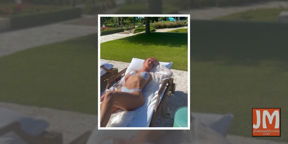 Khloe Kardashian flaunts hourglass body in tiny bikini.