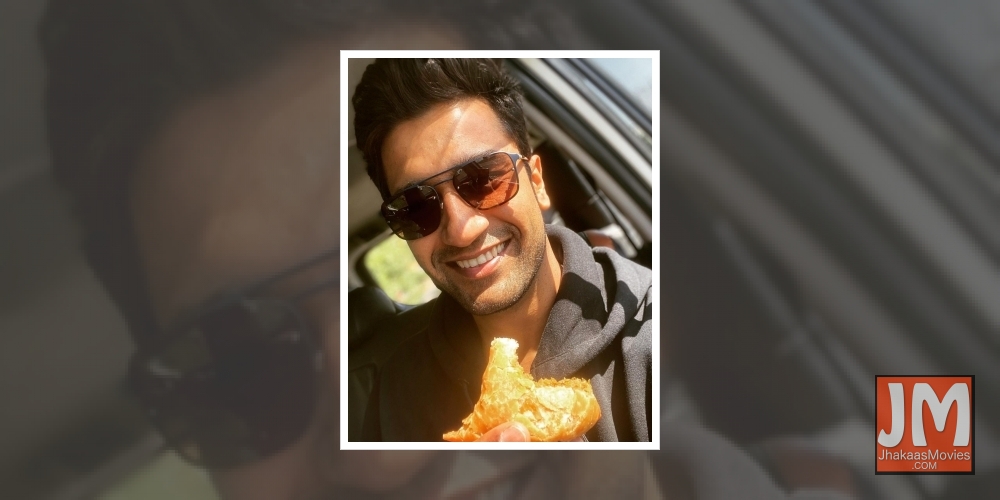 Vicky Kaushal greeted at Indore airport with samosa and jalebi by fan