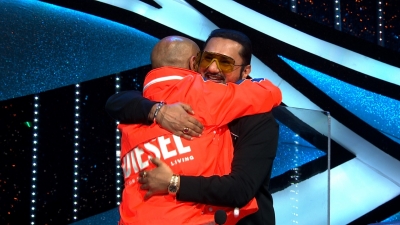 Yo Yo Honey Singh, Vishal Dadlani hug and patch up on Indian Idol 12