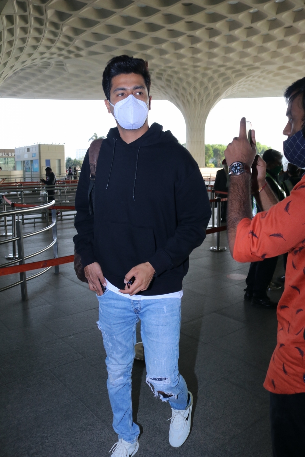Mumbai: Vicky Kaushal Spotted at Airport Departure on Tuesday , 2nd February 2021.(Photo: IANS/Sanjay Tiwari)