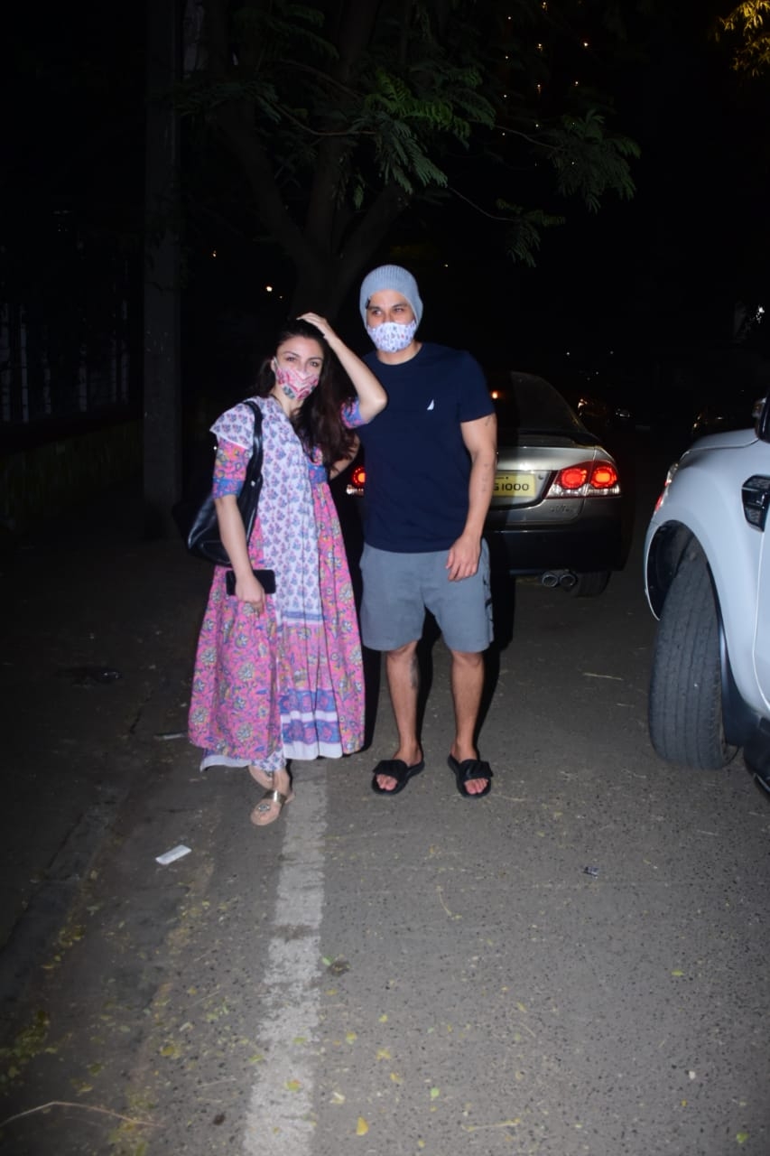 Mumbai: Kunal Khemu and Soha AliKhan Spotted at Kareena Kapoor's House in Bandra on Tuesday , 2nd February 2021.(Photo: IANS/Sanjay Tiwari)