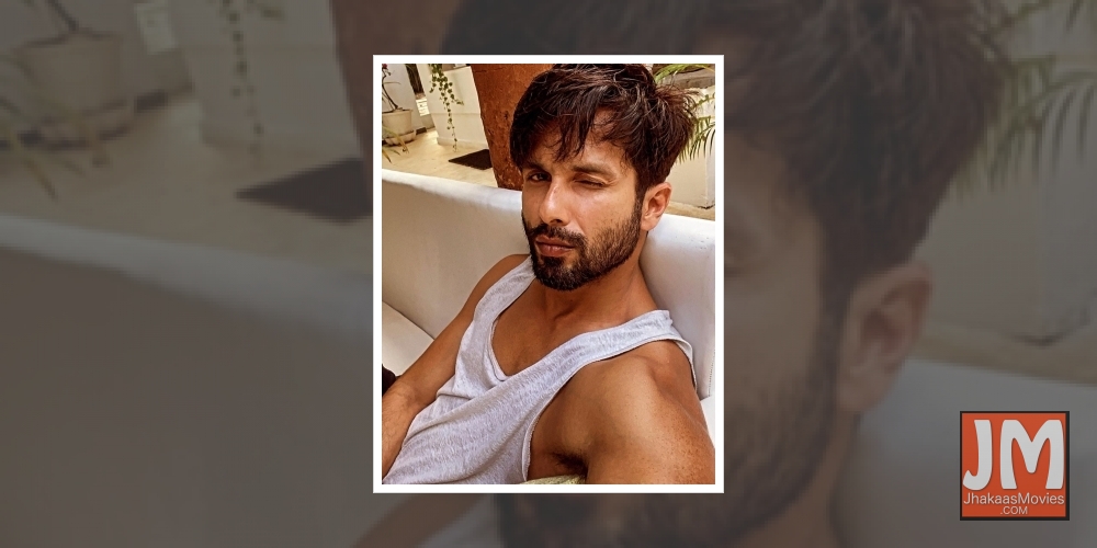 Shahid Kapoor flaunts his 'laid back vibes'.