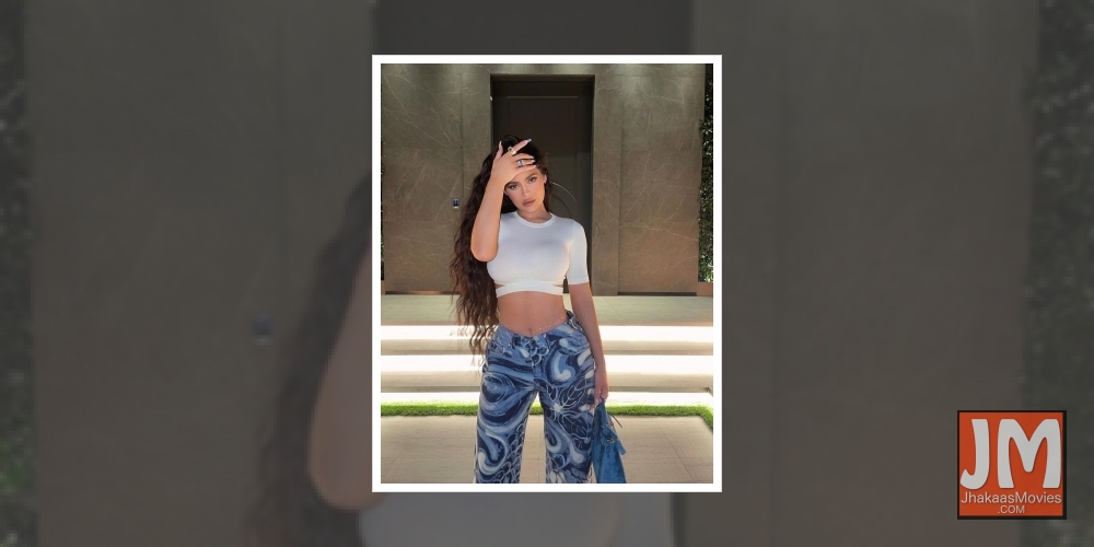 Reality TV star and cosmetics czarina Kylie Jenner's mood on Thursday was baby blue in hue, and she shared a glimpse of it with fans on social media.