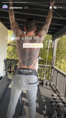 Adam Levine flaunts fit body in shirtless workout session (Credit: Instagram)