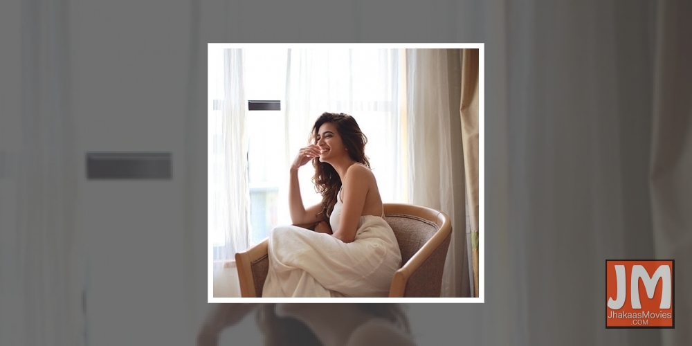 Actress Kriti Kharbanda has shared a stunning throwback picture and said that laughter is like the windshield wiper.