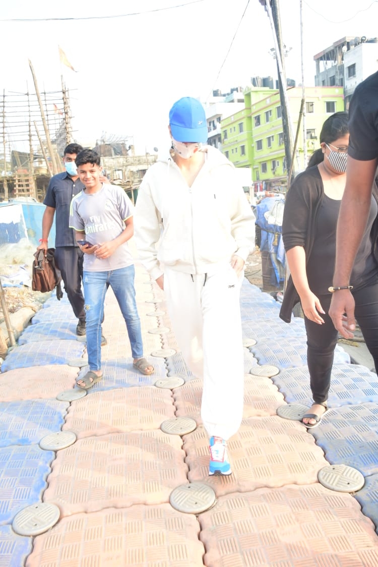 Mumbai: Katrina Kaif spotted Versova jetty on Monday 15th February 2021. (Photo: IANS)