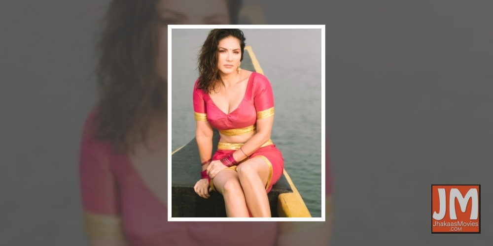 Sunny Leone sizzles in traditional Kerala outfit in new post.