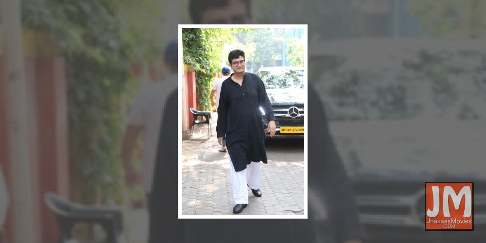 Mumbai: CBFC chairman Prasoon Joshi at the funeral of Shaukat Azmi - veteran actress, wife of renowned Late Urdu poet and lyricist Kaifi Azmi and mother of actress Shabana Azmi - in Mumbai on Nov 23, 2019.