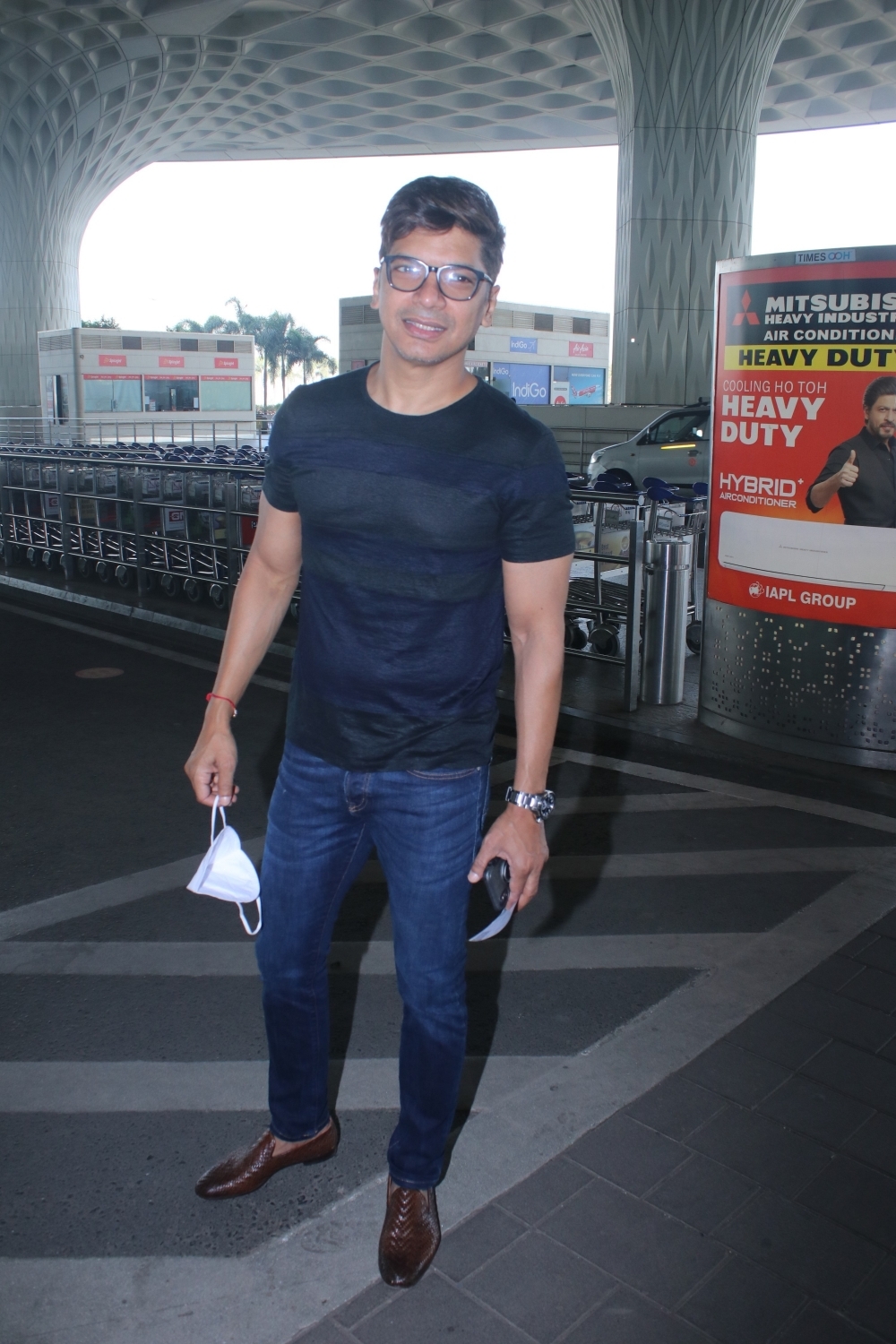 Mumbai: Singer Shaan Spotted Airport Departure on Monday 01st March 2021.(Photo: IANS)
