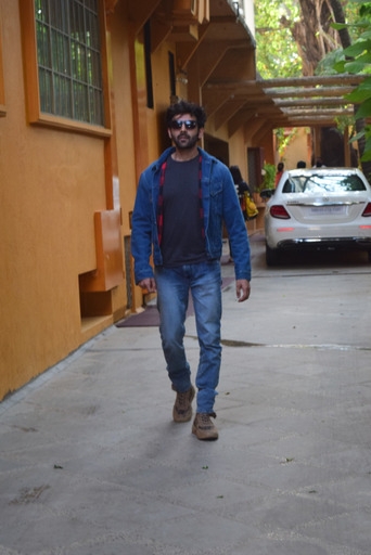 Mumbai: Kartik Aaryan And Kiara Advani Spotted Dance Class In Juhu on Saturday 06th March, 2021. (Photo: IANS)