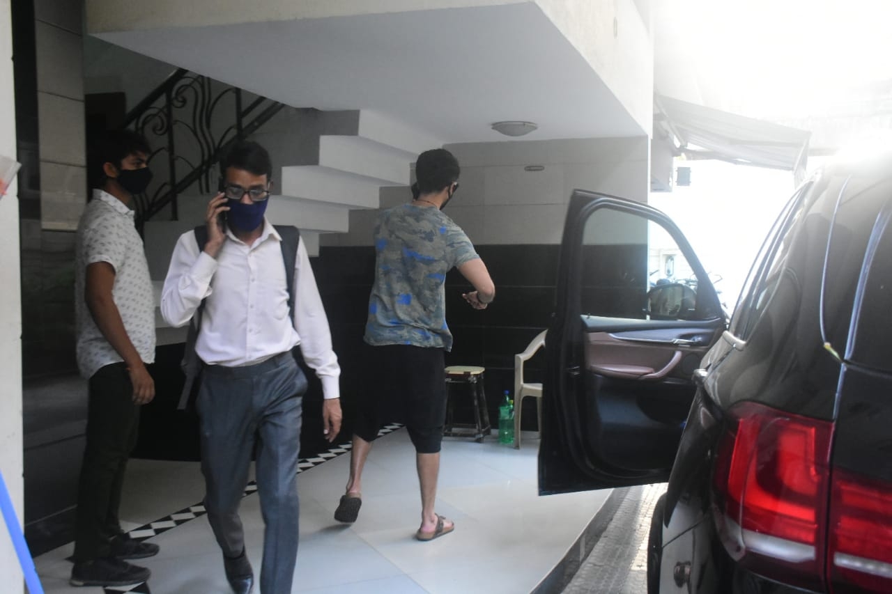 Mumbai: Shahid Kapoor Spotted at Bandra on Tuesday 16th March, 2021. (Photo: IANS)