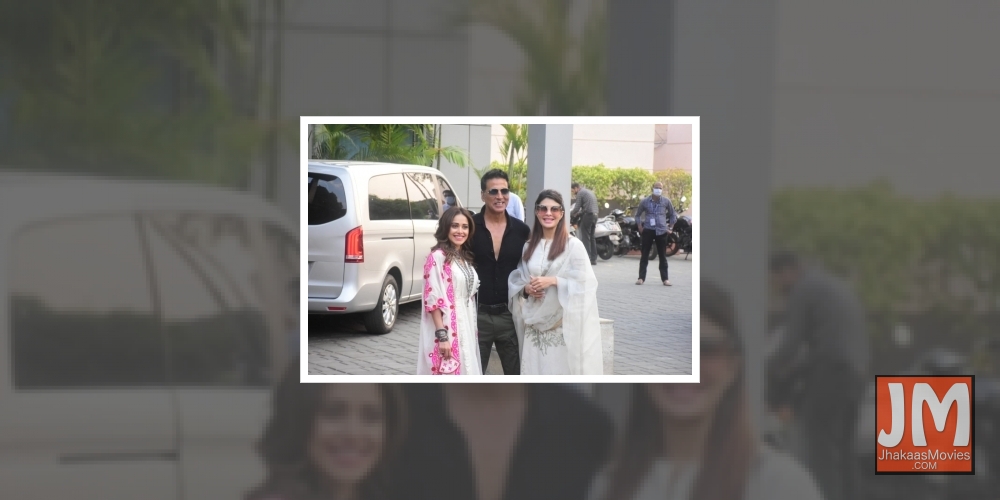 Akshay reaches Ayodhya, Mahurat shot at Ram temple