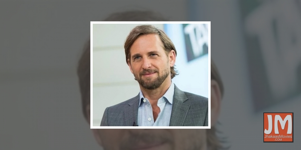 Josh Lucas and son went in search of E.T.