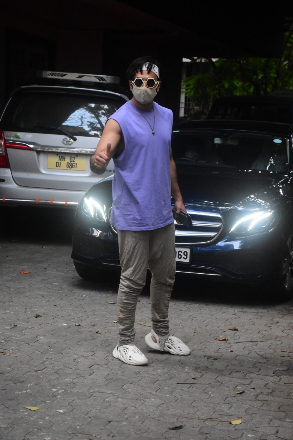 Mumbai: Ranveer Singh Spotted in Bandra On Tuesday 23 March, 2021. (Photo: IANS)