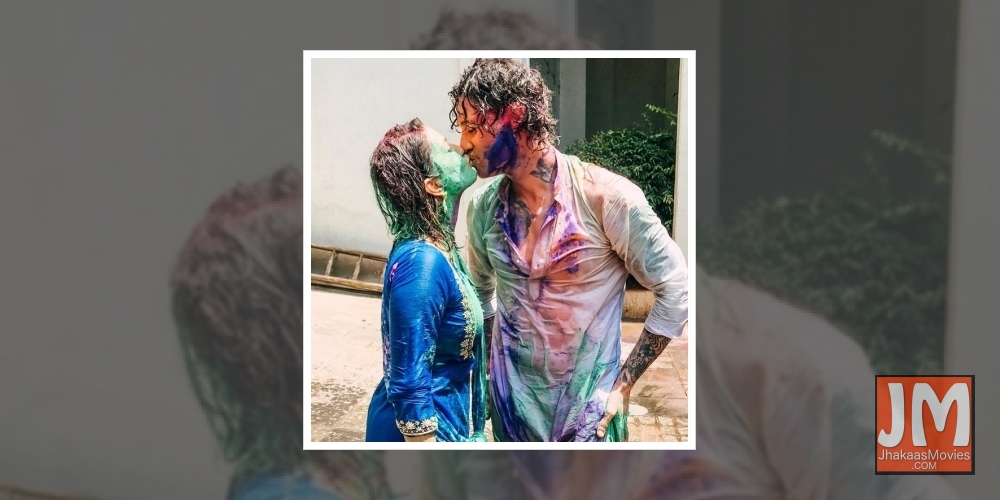 Sunny Leone's Holi kiss with hubby.