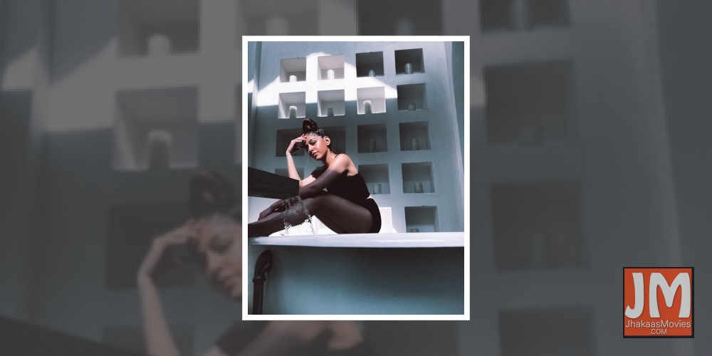 Alaya F shares 'golden hour' pic from bathtub