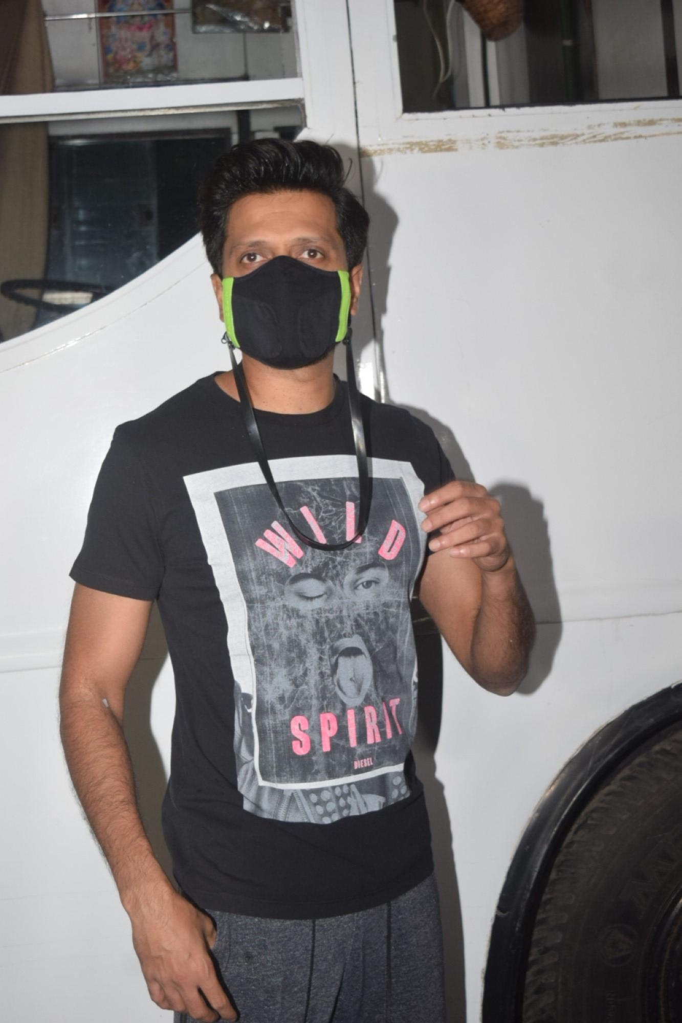 Mumbai: Riteish Deshmukh Spotted at Andheri On Monday 05th April, 2021. (Photo: IANS)