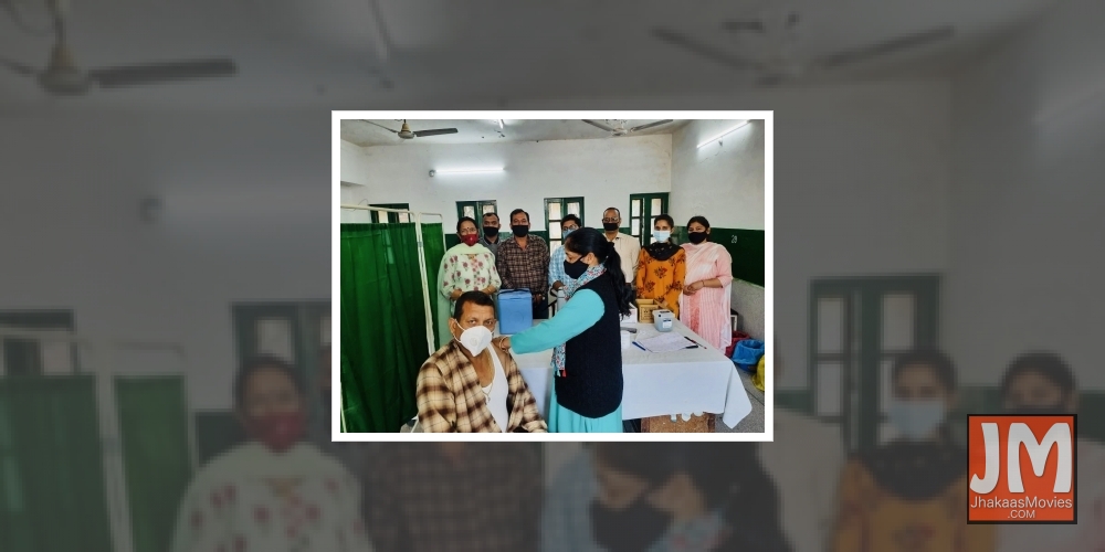 Kangana shares pics of parents getting Covid vax, says ,waiting for my turn,.