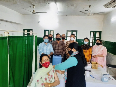 Kangana shares pics of parents getting Covid vax, says ,waiting for my turn,.(photo:Twitter)