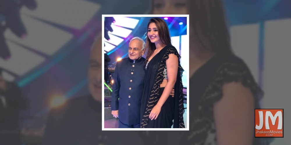 Dhvani bhanushali overwhelmed to meet veteran composer anandji.