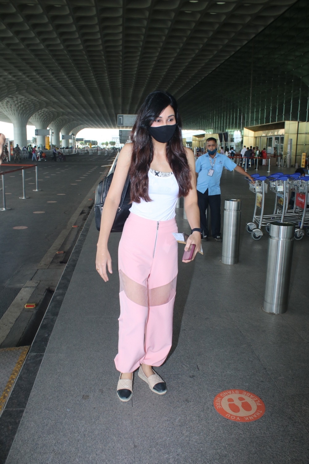 Mumbai: Pooja Chopra spotted at airport departure On Thursday 08th April, 2021. (Photo: IANS)