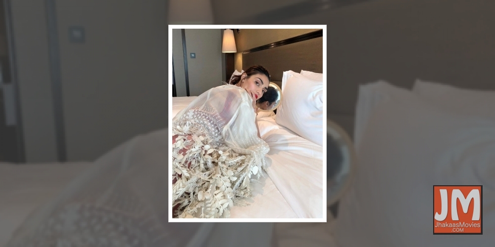 Athiya Shetty on Covid situation: Roses are red, April is grey.